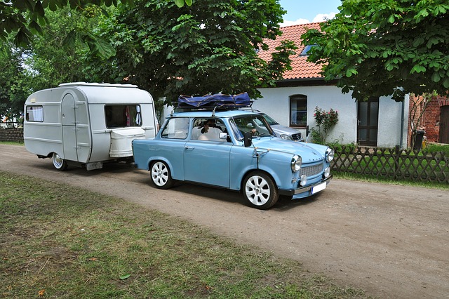 trabant s karavanem