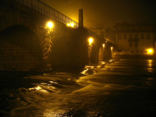 veřejné osvětlení pod mostem